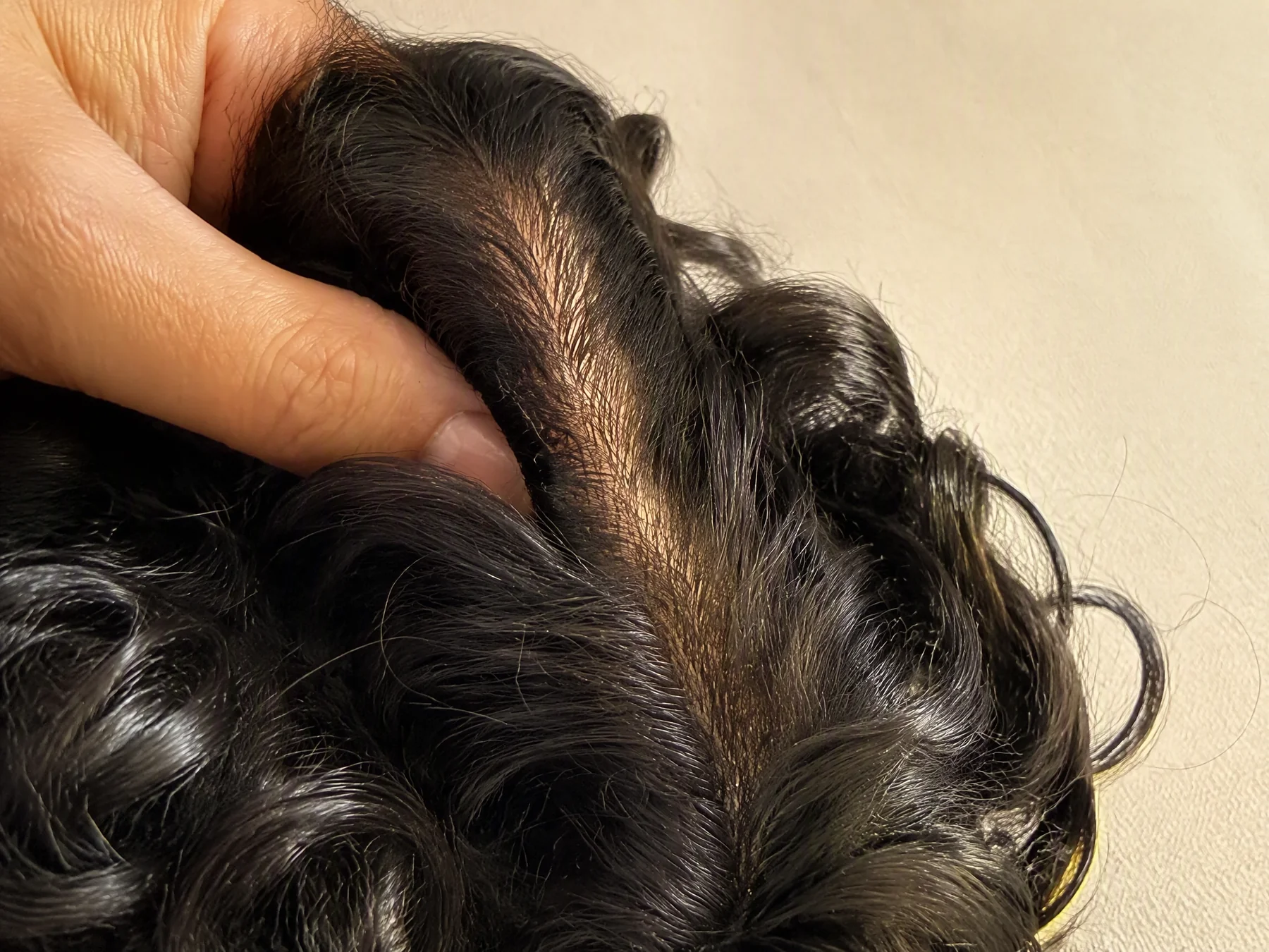 Detalle de la dirección tumbada y la caída natural del cabello.