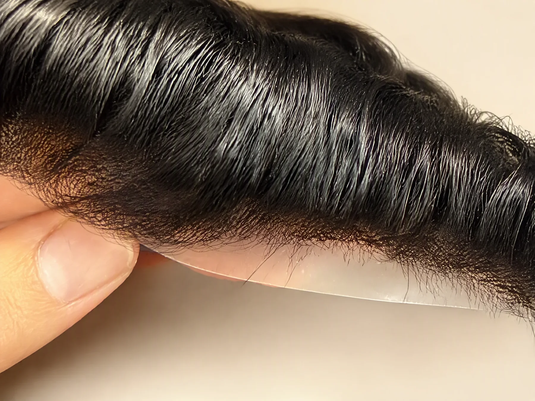 Primer plano del frontal y la salida tumbada del cabello.