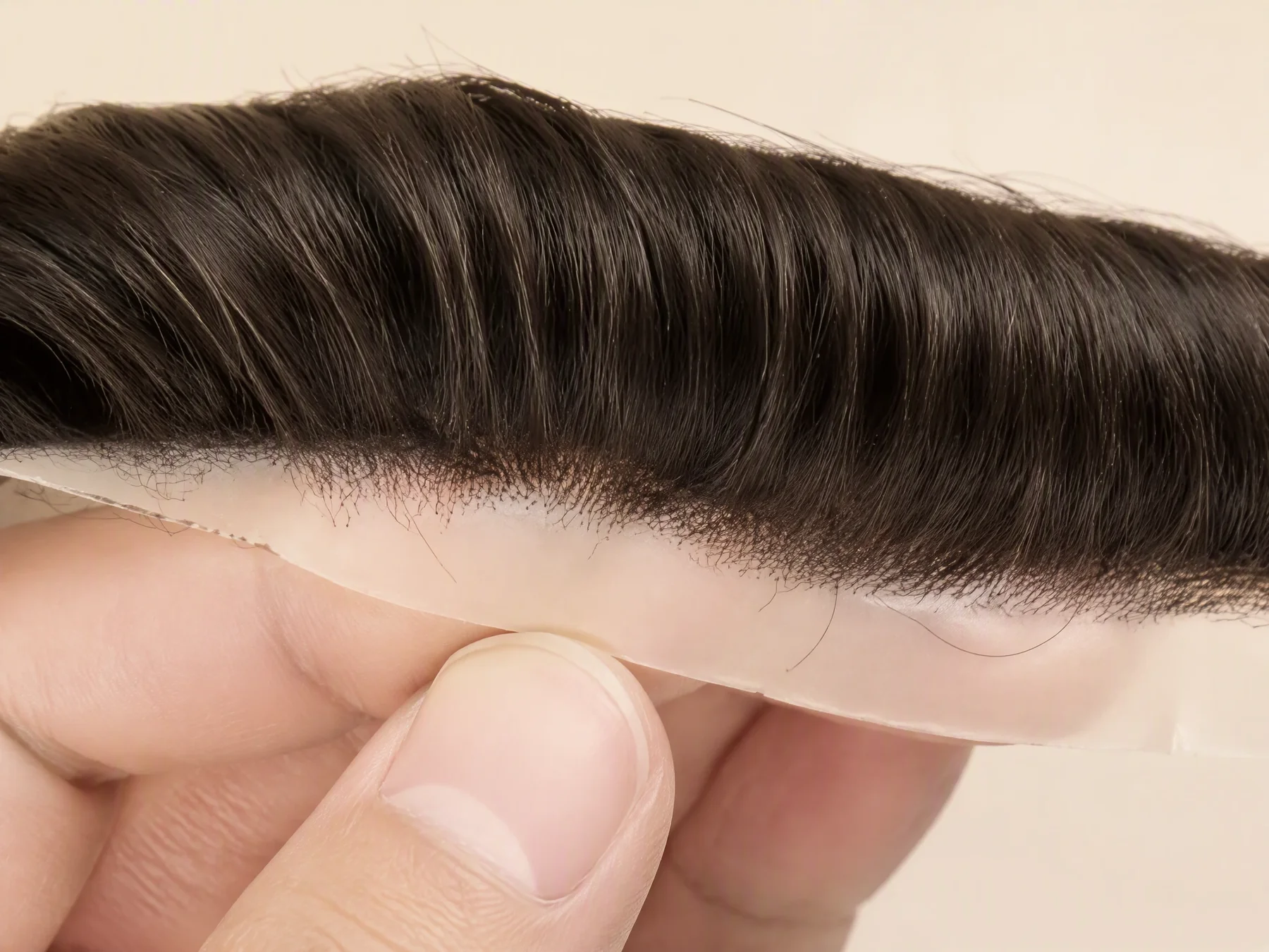Detalle macro de la implantación individual del cabello.