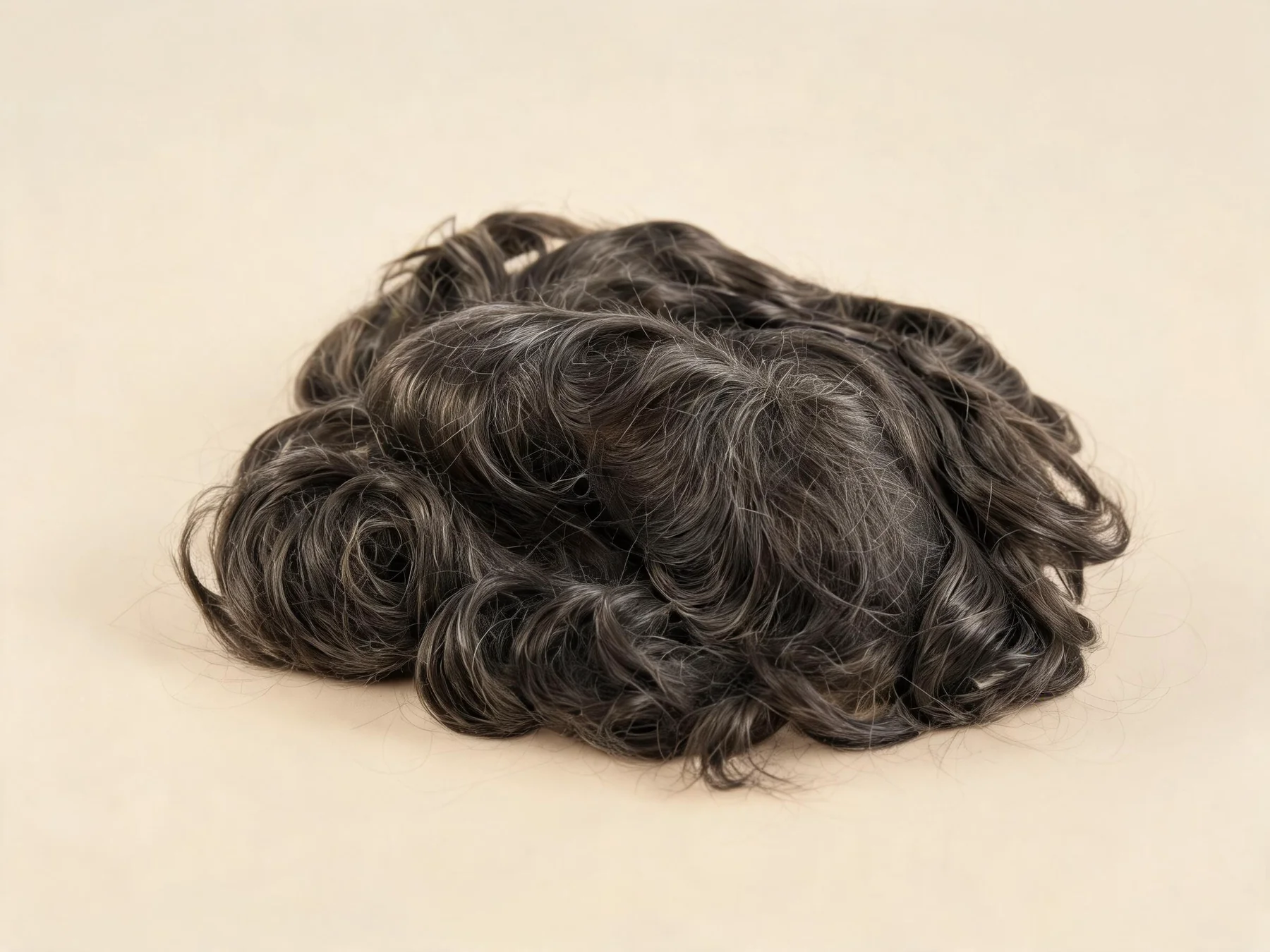 Presentación de la textura y la mezcla natural de tonos del cabello.