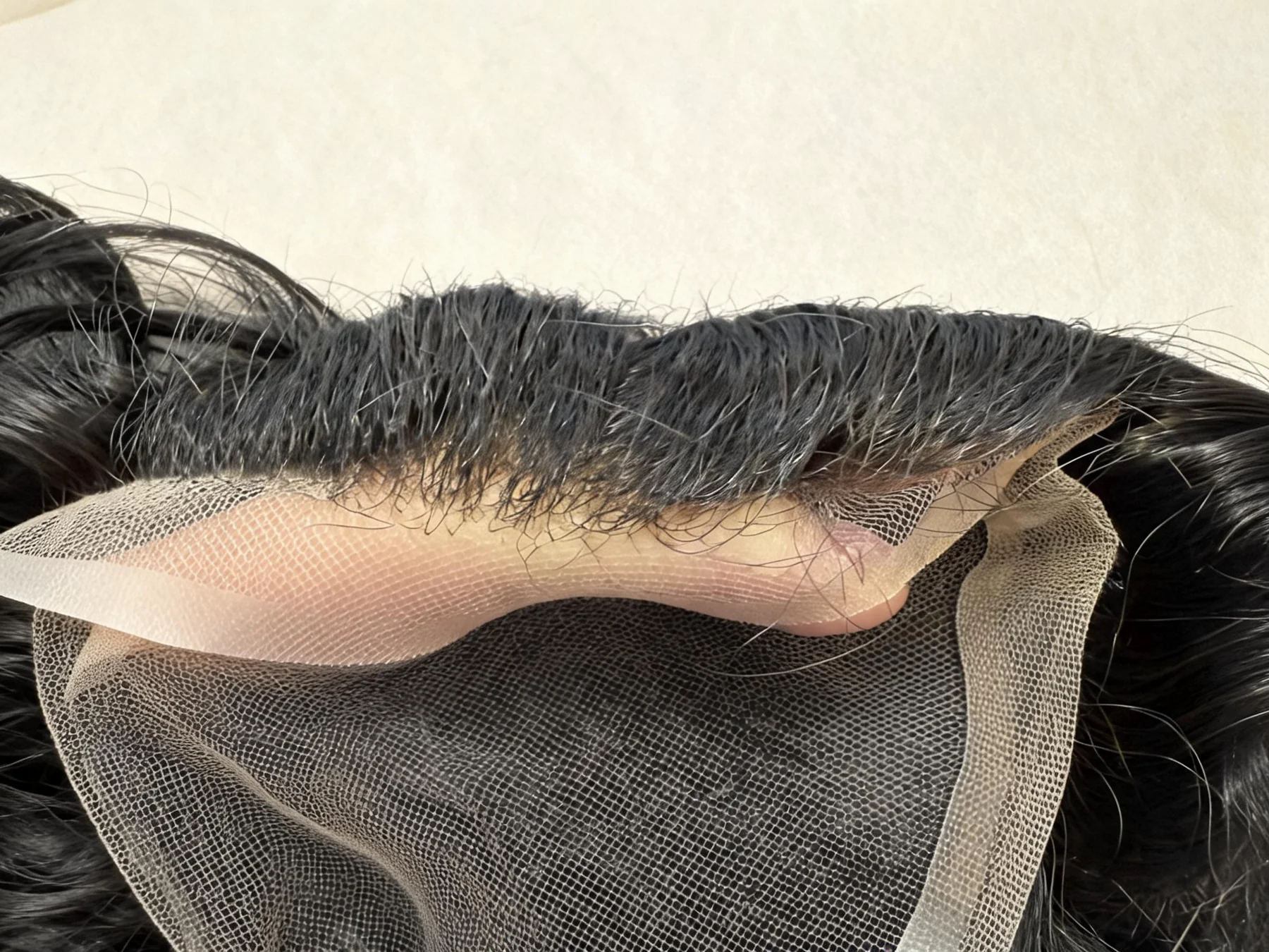 Detalle del borde frontal fino y la transición del cabello.