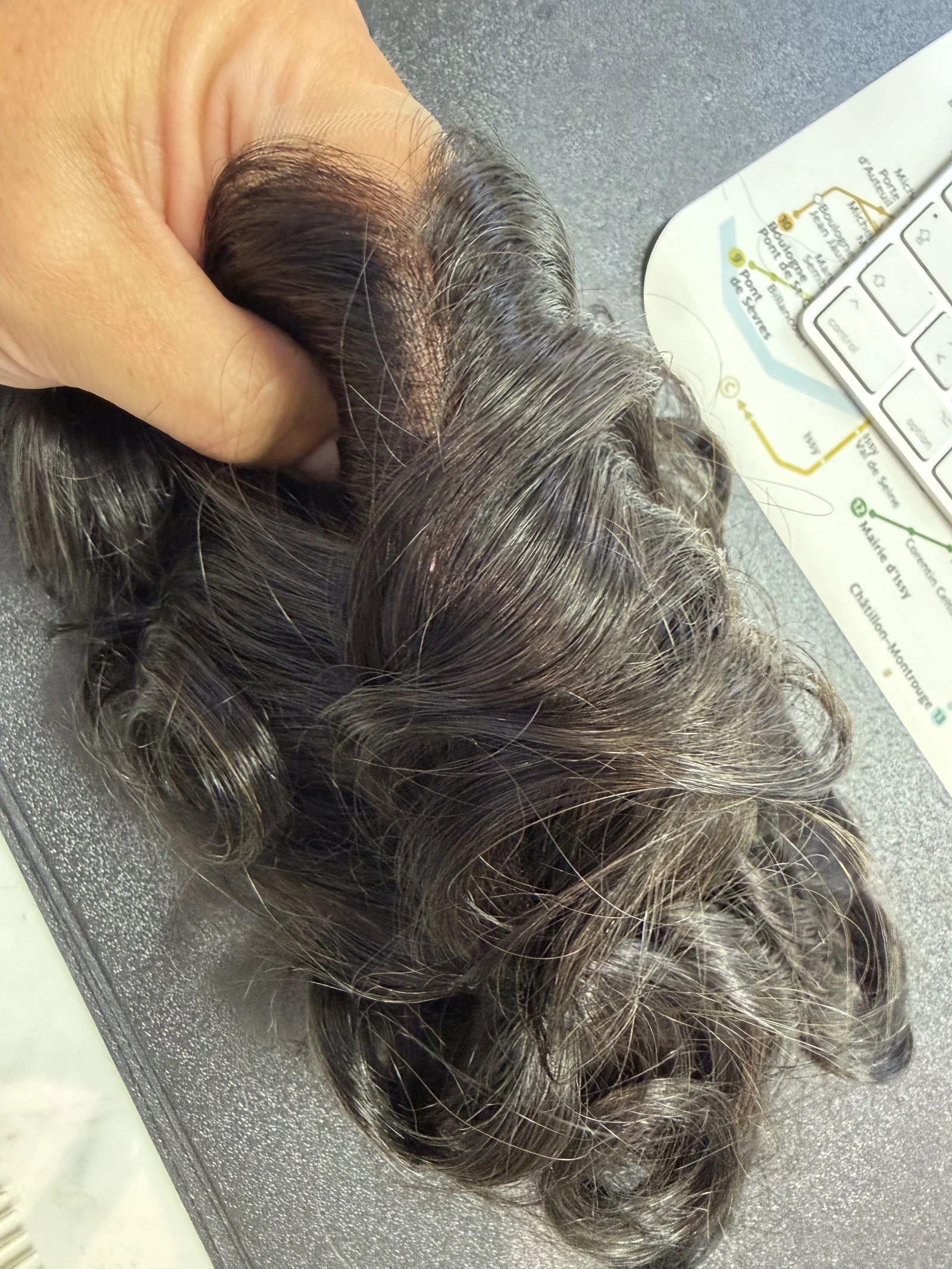 Fotografía real de la raya, la implantación y las canas.