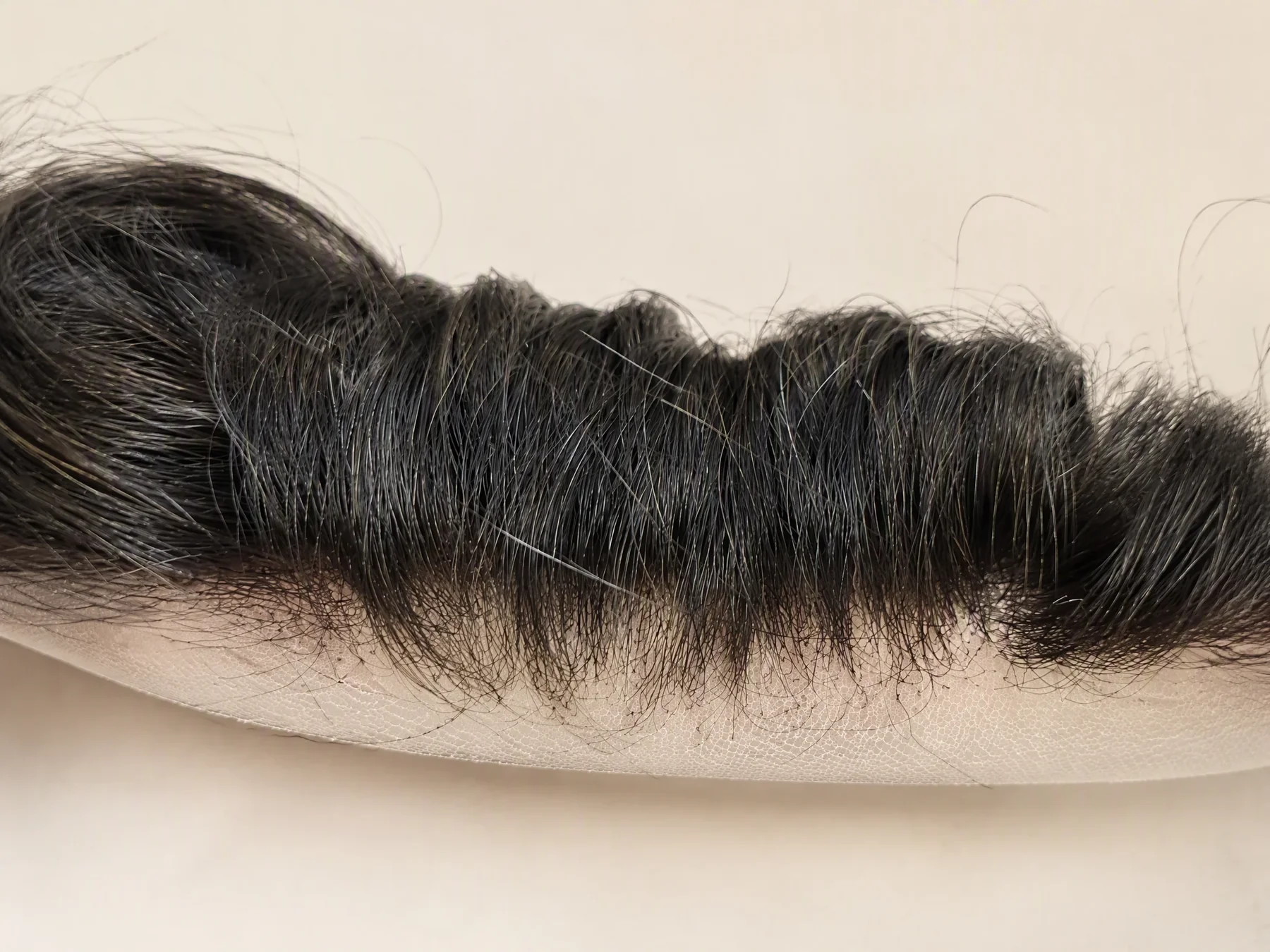 Primer plano del frontal de malla y la implantación del cabello.