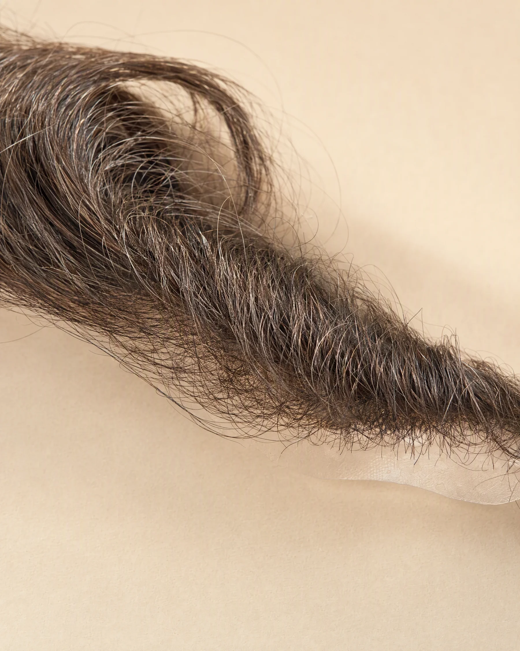 Detalle del borde y del cabello de la prótesis capilar V-Loop.
