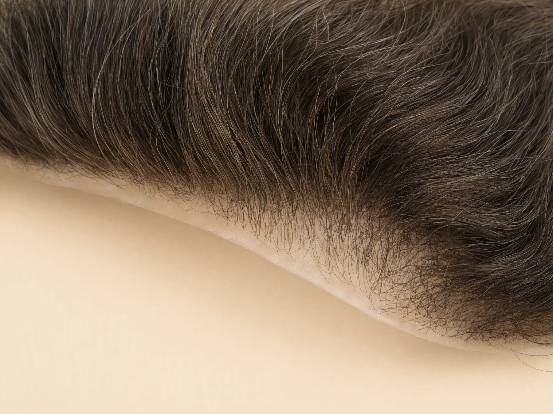 Detalle del frontal ultrafino y la salida individual del cabello.