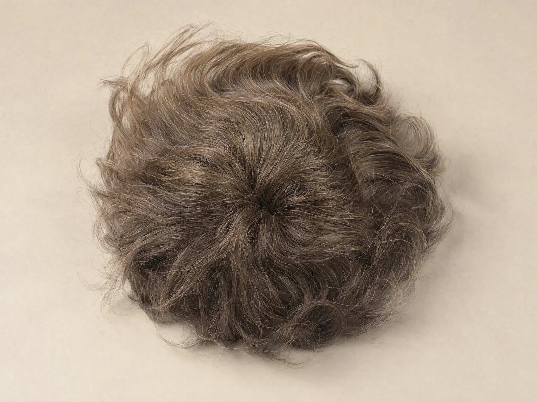 Vista editorial del cabello y la coronilla de una prótesis V-Loop ultrafina.